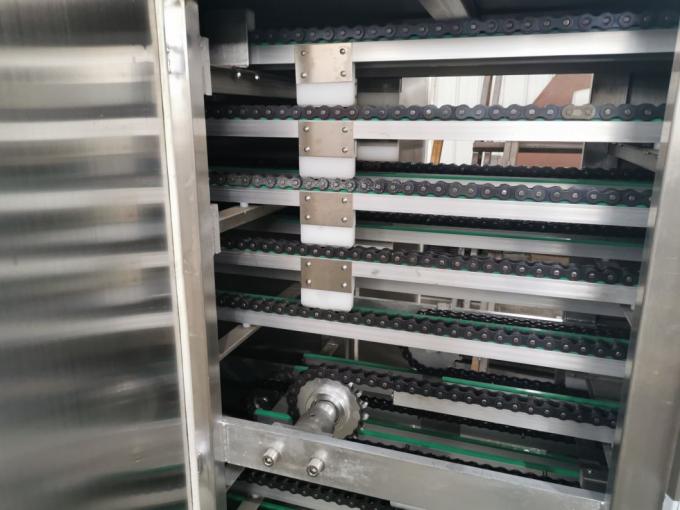 Industrieller Imbiss bearbeitet Mitte die Farbezwei maschinell, die den heiße Schokoladen-Zufuhr-Galvaniseur-Schokoriegel füllt, der die Formung der Maschine macht