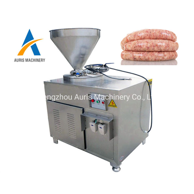 Handelshühnerwurst-Fertigungsstraße, die Wurst-Füllmaschine anfüllt